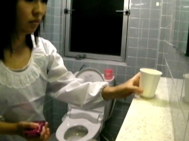 給食センターで働くおばちゃんの尿検査用採取盗撮映像 5 サンプル画像 6