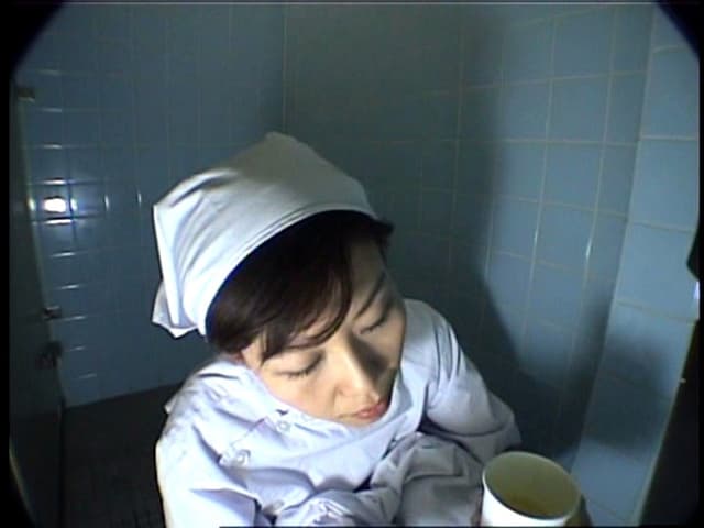 給食センターで働くおばちゃんの尿検査用採取盗撮映像 6 サンプル画像 12