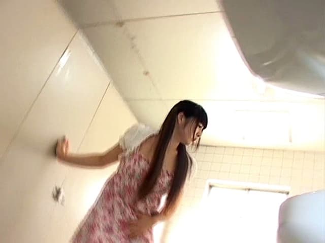 共同トイレで女子トイレを故障中にしてたら男子便器で立ちション便しちゃった娘限定盗撮 総集編 サンプル画像 1