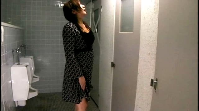 我慢の限界！！美女たちの立ち小便盗撮映像 サンプル画像 13