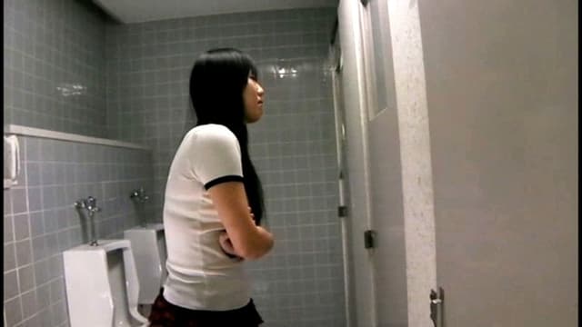 我慢の限界！！美女たちの立ち小便盗撮映像 サンプル画像 15