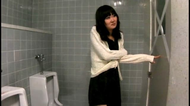 我慢の限界！！美女たちの立ち小便盗撮映像 サンプル画像 17