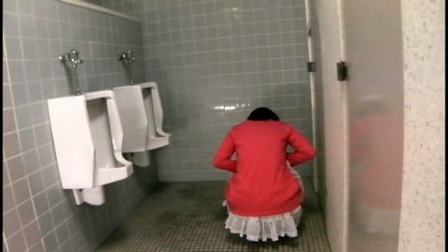 我慢の限界！！美女たちの立ち小便盗撮映像 サンプル画像 19