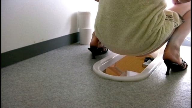 和式便所に仕掛けられたカメラが捕らえた衝撃映像 2 サンプル画像 10