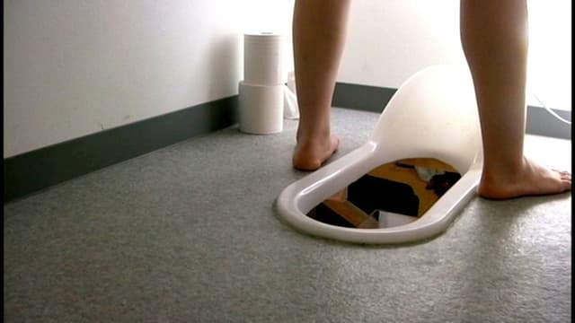 和式便所に仕掛けられたカメラが捕らえた衝撃映像 2 サンプル画像 4