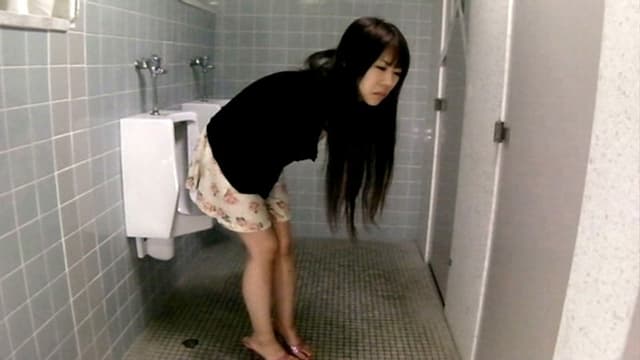 我慢の限界！！美女たちの立ち小便盗撮映像 2 サンプル画像 19