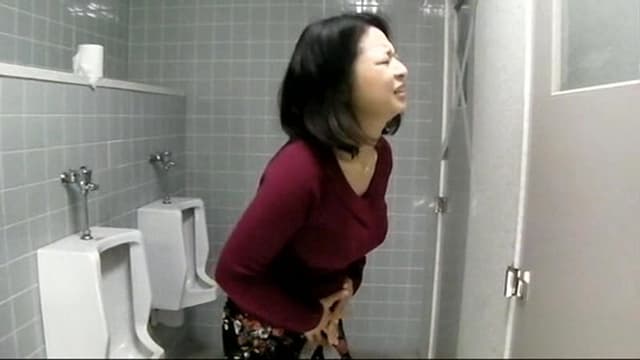 我慢の限界！！美女たちの立ち小便盗撮映像総集編 サンプル画像 9