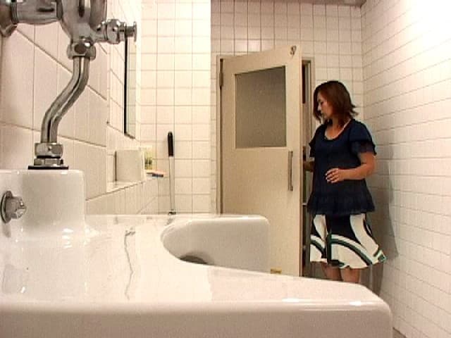 人妻おもらし逆さ撮り VOL.1 サンプル画像 2