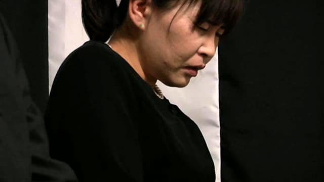 葬式中にこっそりオナニー＆おもらしする女 サンプル画像 17