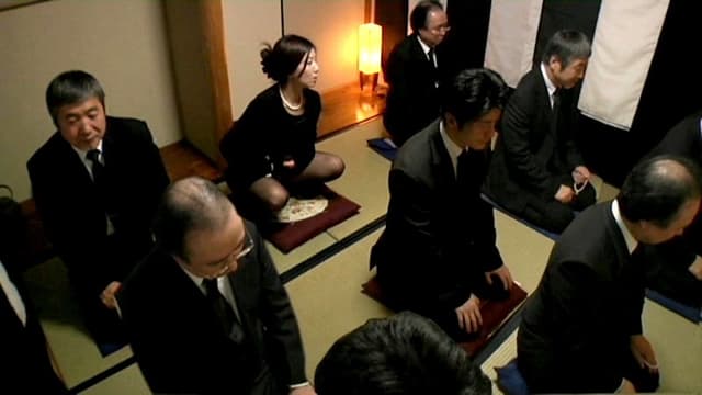 葬式中にこっそりオナニー＆おもらしする女 サンプル画像 6