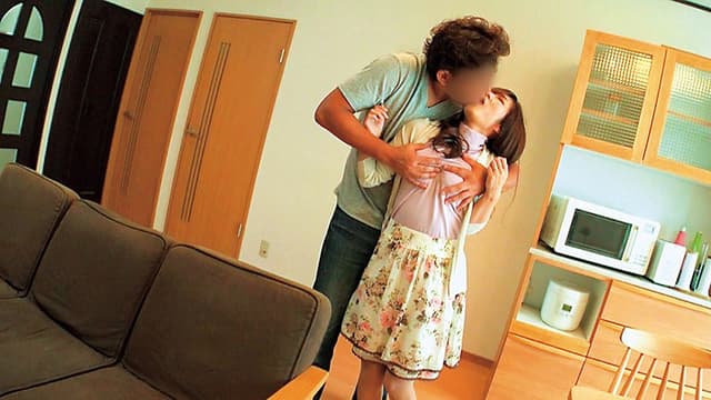 保育園に子供を預けてお迎えまでの間「自宅にお邪魔していいですか？」出産以来のドキドキSEXにうれション漏らしながらカニばさみで何度も中出しを求める貞操妻 サンプル画像 11