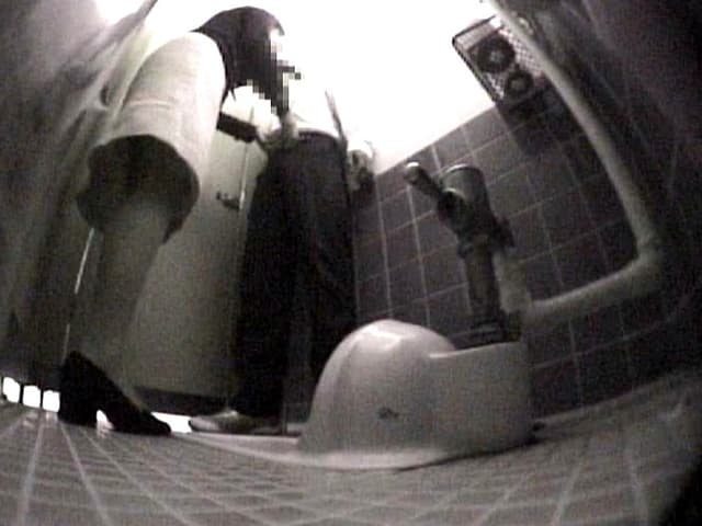 女用務員が盗撮した女子校和式便所 サンプル画像 2