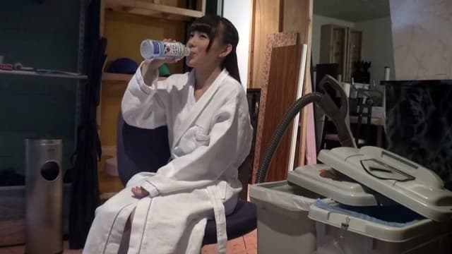 ロケの合間に素の女優さんのオシッコ映像をじっくり撮影 サンプル画像 8