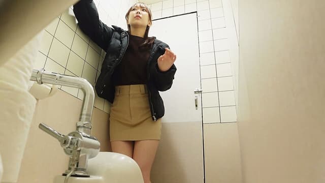 女子トイレ覗き迫力の放尿と生々しいオナニー　＃4 サンプル画像 5