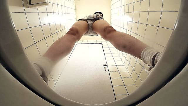 女子トイレ覗き迫力の放尿と生々しいオナニー ＃1 サンプル画像 19