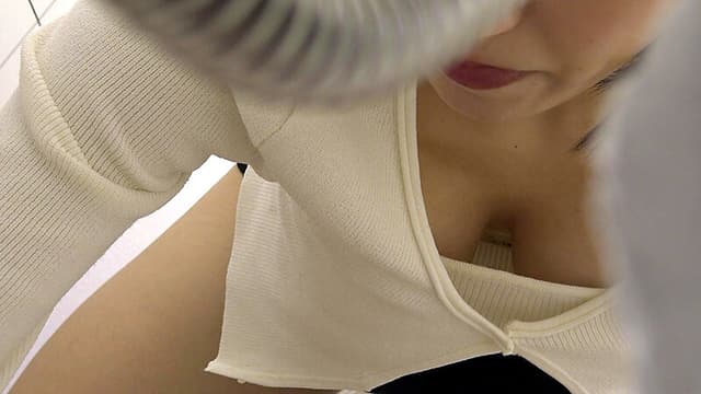 公衆トイレで発情する女　放尿オナニー覗き撮り　vol.４ サンプル画像 12