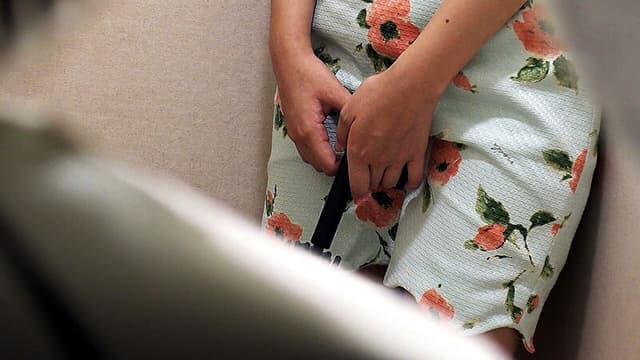公衆トイレで発情する女 放尿オナニー覗き撮り vol.7 サンプル画像 4