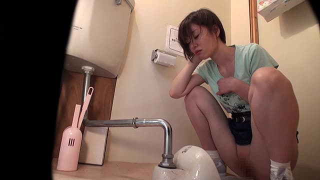 花火大会の仮設トイレでアナルもオマ○コも全開！声を押し殺し指だけでピチャピチャイク事に没頭するオナニー姿を勝手に一部始終盗撮させていただきました。 サンプル画像 17