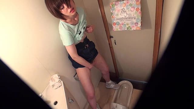 花火大会の仮設トイレでアナルもオマ○コも全開！声を押し殺し指だけでピチャピチャイク事に没頭するオナニー姿を勝手に一部始終盗撮させていただきました。 サンプル画像 18