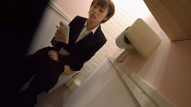 オフィスビル 女子トイレ放尿OL盗撮オナニー サンプル画像 11