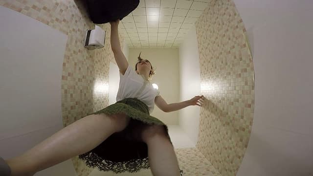 おしっこ顔面シャワー54人 和式トイレ盗撮 サンプル画像 4