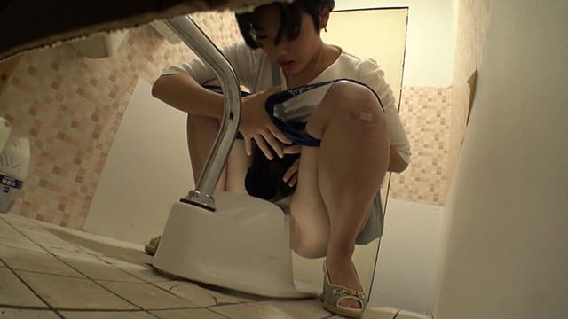 公衆トイレ欲情 メス汁ドロドロ溢れ流すオナニー盗撮 サンプル画像 1