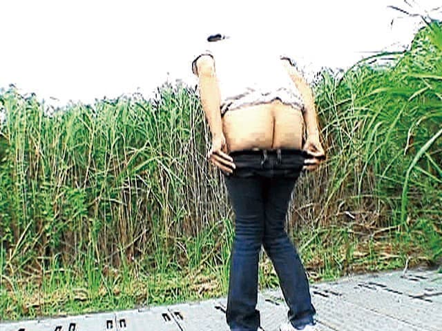 野ション中のお姉さんにこっそり近づき激撮！ サンプル画像 8