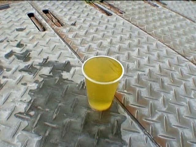 公衆トイレが無くて野外放尿してる女をこっそり隠し撮りした後、突撃してマ○コをさわる！DX サンプル画像 15