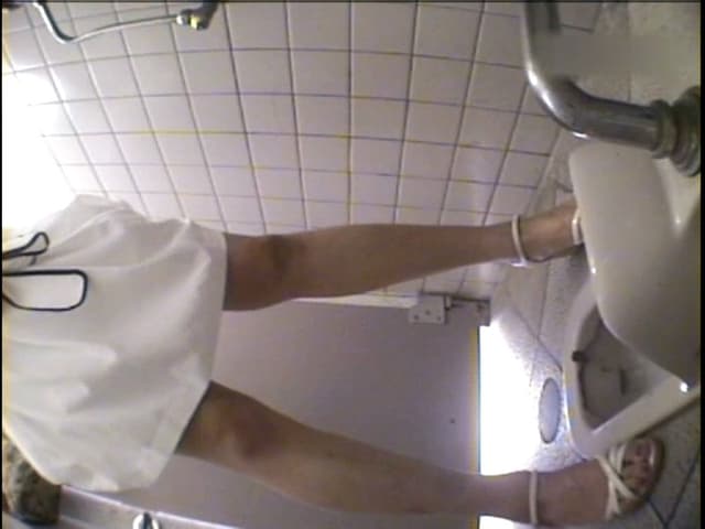 公衆トイレ盗撮！ウンコ美女の脱糞の瞬間！！ サンプル画像 20
