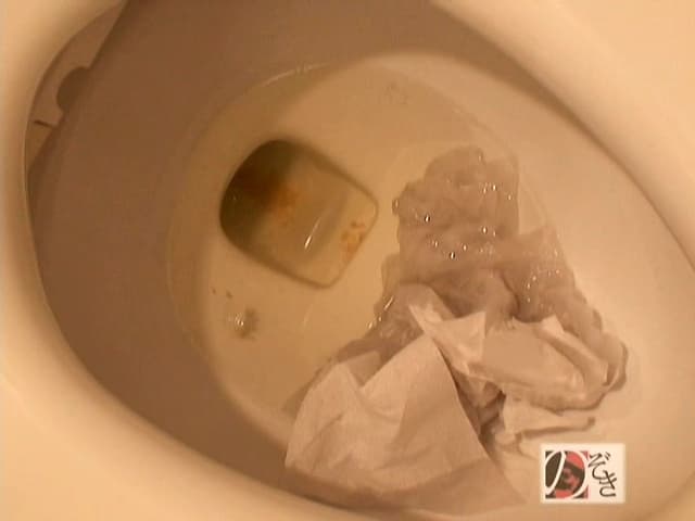 パスタ専門店のマネージャーが故障したトイレで排便する様子と焦っている様子を盗撮した後に便器に残されたオシッコウンコも撮影した映像 サンプル画像 15