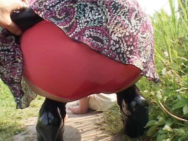 おしっこ色に染まるパンティ！スカートびしょびしょ ！！ 失禁お漏らしする娘たち 30人 サンプル画像 10