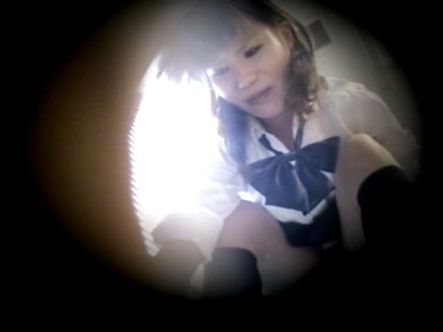 リアル盗撮！禁断映像公開！女子校生お漏らし収集家 サンプル画像 5