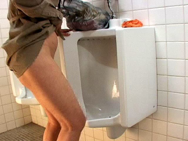 熟女限定 男子便器立ちション便盗撮 サンプル画像 15