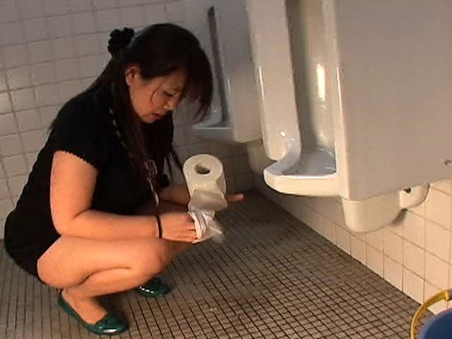 熟女限定 男子便器立ちション便盗撮 サンプル画像 4