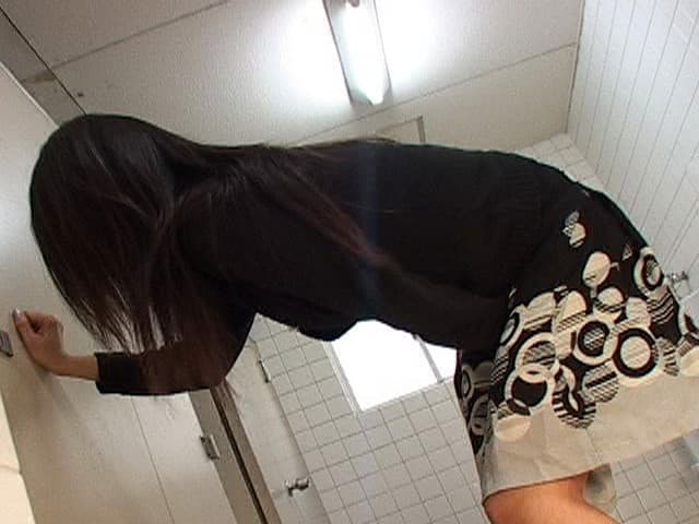熟女限定 男子便器立ちション便盗撮 サンプル画像 6