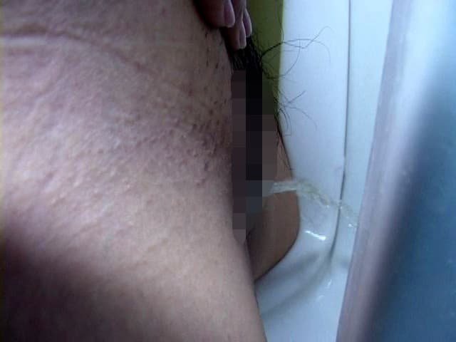 熟女限定 男子便器立ちション便盗撮2 サンプル画像 11
