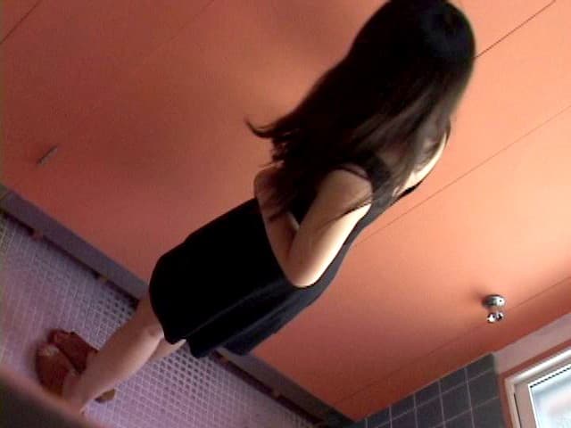 人妻豪快立ちション便盗撮 サンプル画像 6