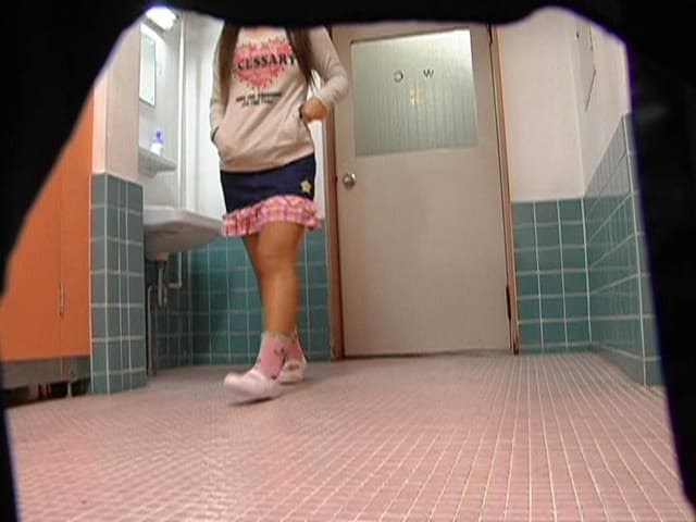 小●校の女子便所オナニー盗撮 サンプル画像 14