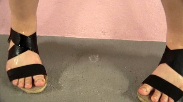 過激！都内出没！野外お漏らしハレンチ炉利娘 ユメ 「グレーのマキシワンピだからシミがすっごい目立つんですぅ（涙）」 サンプル画像 7