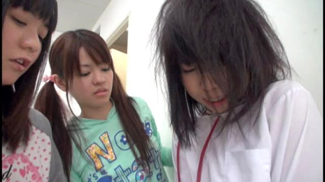 熊●県某小●校流出映像 恥辱にまみれた小○生 少女集団いじめ サンプル画像 2