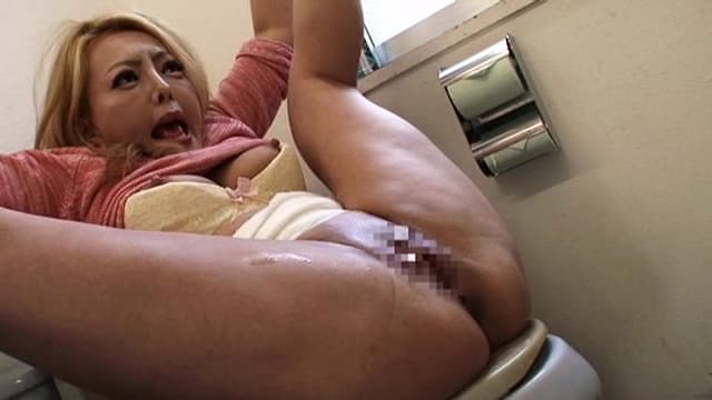 男女共用のトイレに行ったら偶然にも女性が用を足している瞬間に遭遇！興奮した僕のチ●ポはフル勃起状態で、我慢できずに誘ってみると恥ずかしさと驚きで何でも言う事を聞いてしまう！！ 2 サンプル画像 12