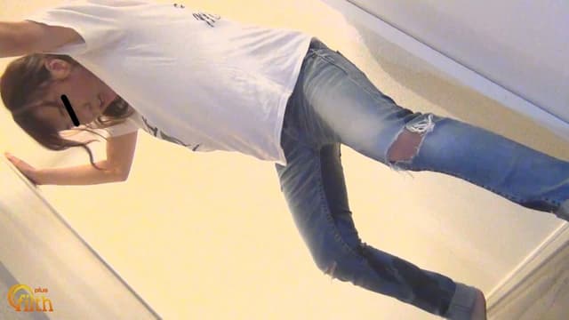 おしっこ限界ガマン女子を見つめた主観映像あり！！トイレに行けなかった…悶絶失態おしっこ漏らし サンプル画像 4