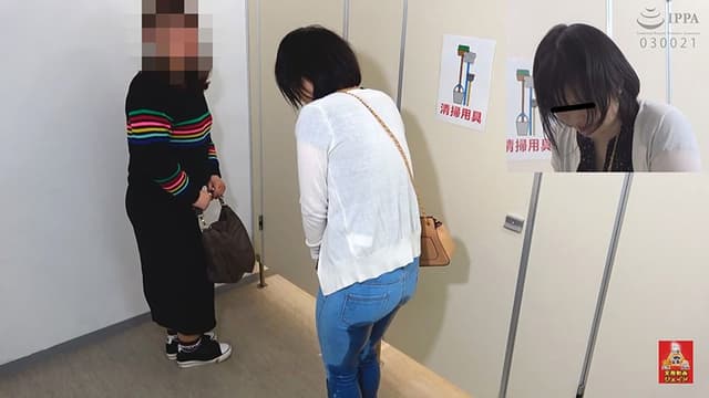 トイレ前行列中 おしっこ漏らし女！ 1.5 ～小便に濡れたジーパン～ サンプル画像 2