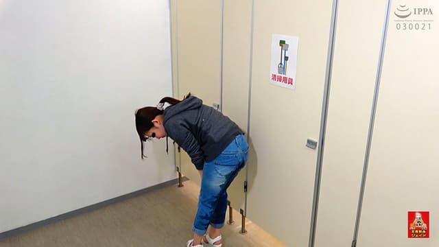 トイレ前行列中 おしっこ漏らし女！ 1.5 ～小便に濡れたジーパン～ サンプル画像 7