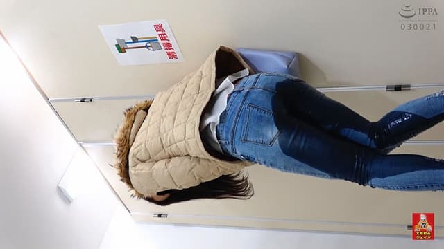 トイレ前行列中 おしっこ漏らし女！ 1.5 ～小便に濡れたジーパン～ サンプル画像 9