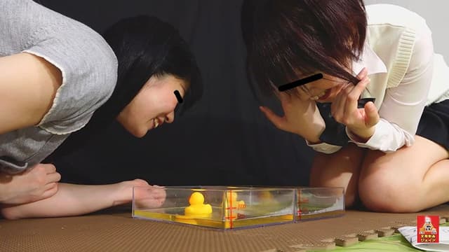 おしっこガマン極限対決 女学生とOLのお漏らし勝負3 1/2 サンプル画像 9