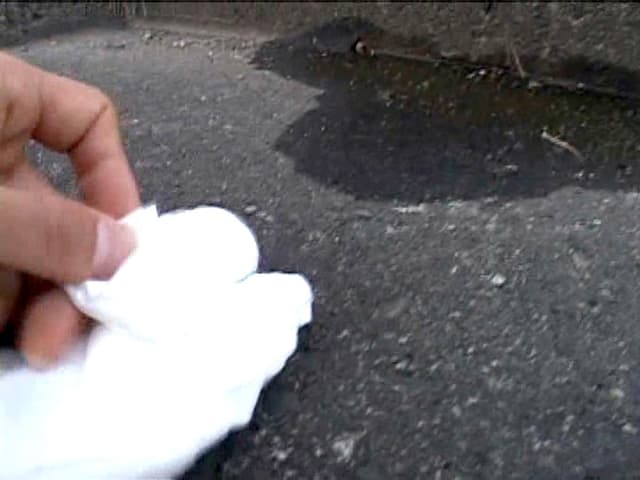 トイレを我慢できず野ションする彼女を激撮！ サンプル画像 5