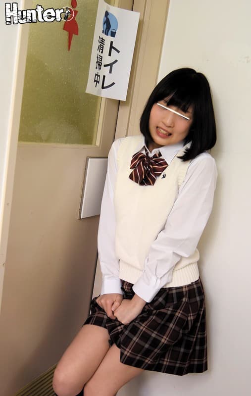 学校の男子トイレで女子が立ちション！？学校の女子トイレが使用禁止となっている日におしっこが我慢できなくなった女子生徒は、迷った末に「漏らすよりはマシ！」と男子トイレに駆け込み小便器に放尿！それを見ていた周りの男子生徒はフル勃起！ サンプル画像 14