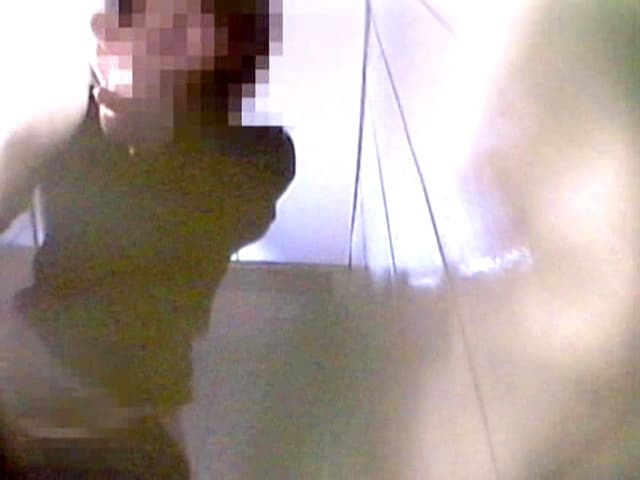 実録！ おもらし映像トイレ盗撮 サンプル画像 14