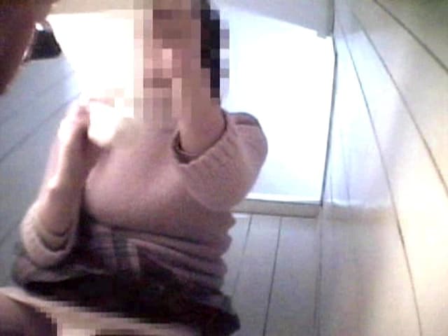 実録！ おもらし映像トイレ盗撮 Vol.2 サンプル画像 12